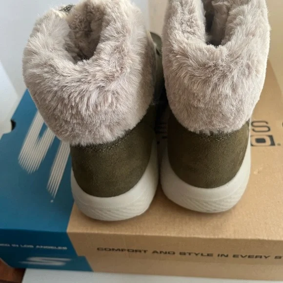sketchers - Brand New in the original box on the go - olive size 9.5 - Picture 3 of 5